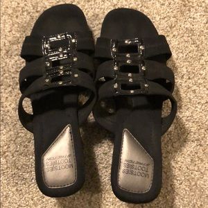 Sandals size 6. Only worn a few times. Stretchy.